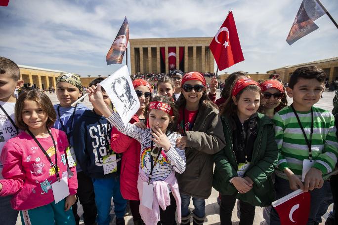 Anıtkabir'de 23 Nisan... Yurttaş Ata'sına koştu