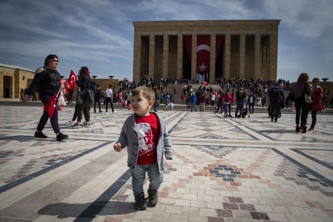 Anıtkabir'de 23 Nisan... Yurttaş Ata'sına koştu