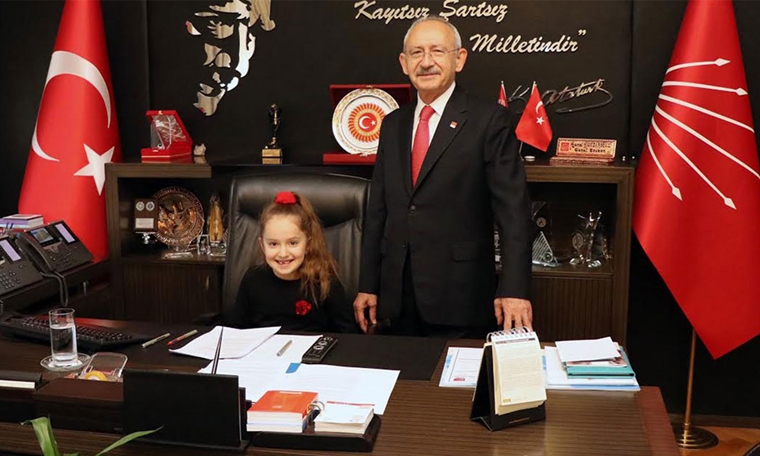 Kılıçdaroğlu, koltuğunu şehit çocuğuna devretti