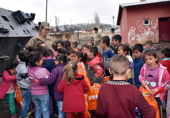 Van'da miniklerin kadın komutan ilgisi