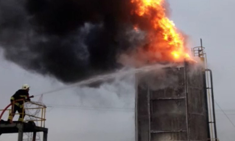 Yıldırım isabet eden petrol tankı alev aldı