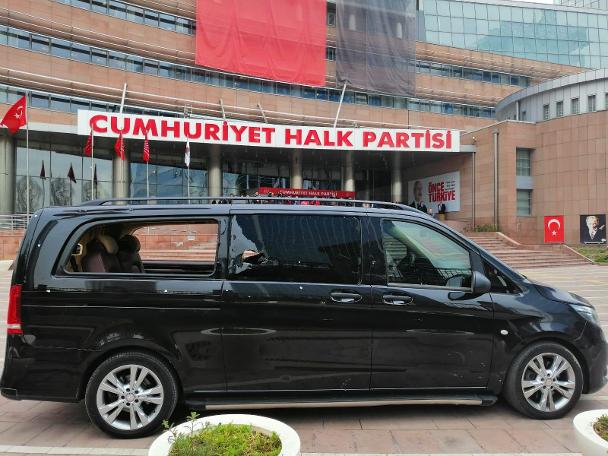 Linç sırasında zarar gören araç parti bahçesine çıkarıldı