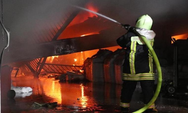 Kumaş katlama fabrikası, alevlere teslim oldu