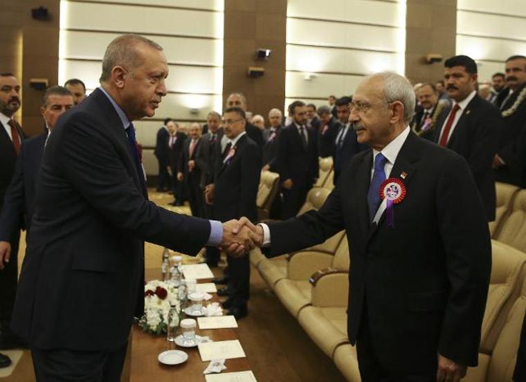 Cumhurbaşkanı Erdoğan ve CHP lideri Kılıçdaroğlu, AYM töreninde tokalaştı