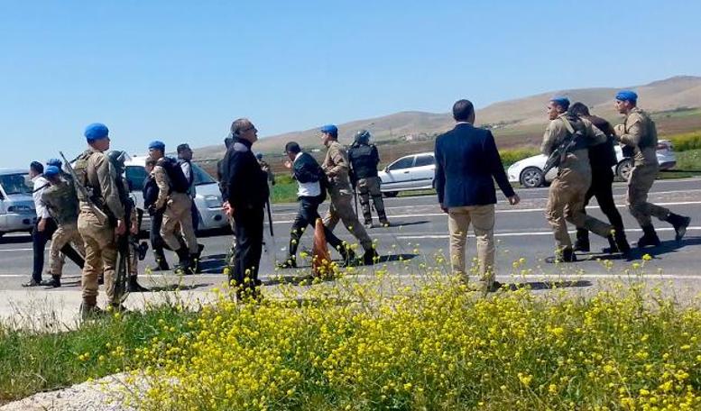 Elektrik borcu nedeniyle gelen hacze engel olmaya çalıştılar: 10 gözaltı