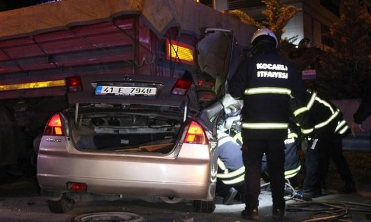 Feci kaza! Emniyet şeridinde duran TIR'a çarptılar: 2 ölü