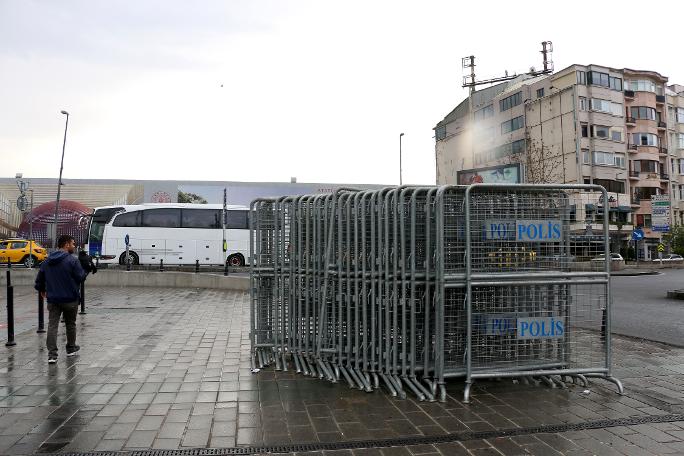 Polisin mesaisi erken başladı... Taksim'de 1 Mayıs bariyerleri