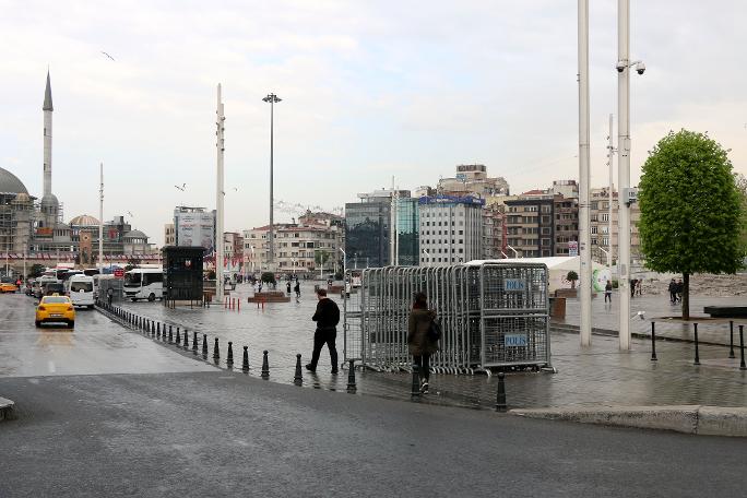 Polisin mesaisi erken başladı... Taksim'de 1 Mayıs bariyerleri