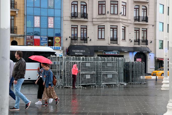 Polisin mesaisi erken başladı... Taksim'de 1 Mayıs bariyerleri