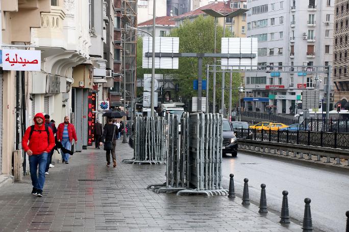 Polisin mesaisi erken başladı... Taksim'de 1 Mayıs bariyerleri