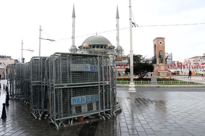 Polisin mesaisi erken başladı... Taksim'de 1 Mayıs bariyerleri