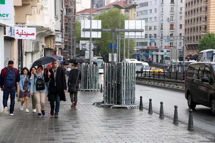 Polisin mesaisi erken başladı... Taksim'de 1 Mayıs bariyerleri