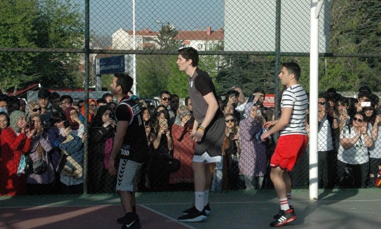 Cedi Osman, Ankara'da gençlerle buluştu