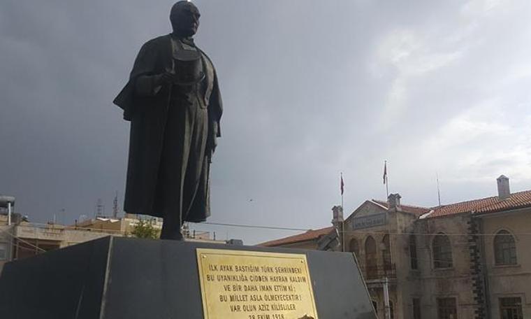 Atatürk heykeline çirkin saldırı (28.04.2019)