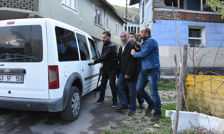 Evin önünde oynayan çocuklara ateş açtı!