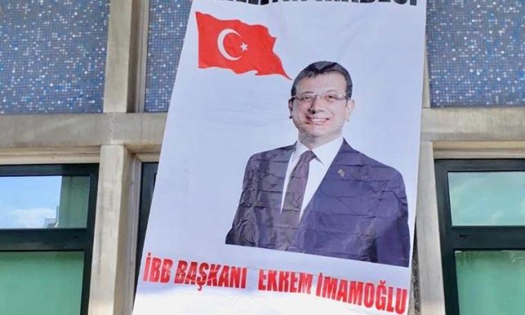 İBB binasında İmamoğlu pankartı!