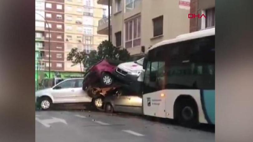 Kontrolden çıkan otobüs, 9 araca çarptıktan sonra durabildi