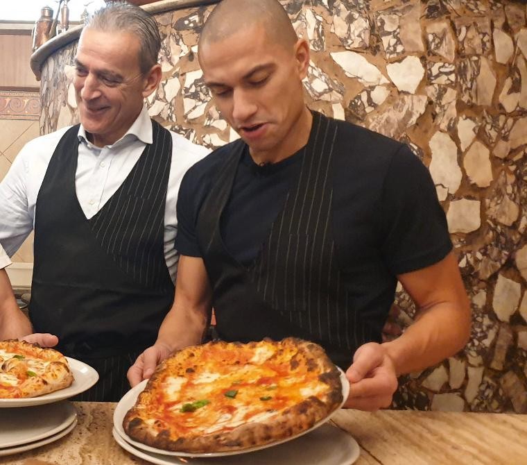 Gökhan İnler Napoli'de pizza yaptı