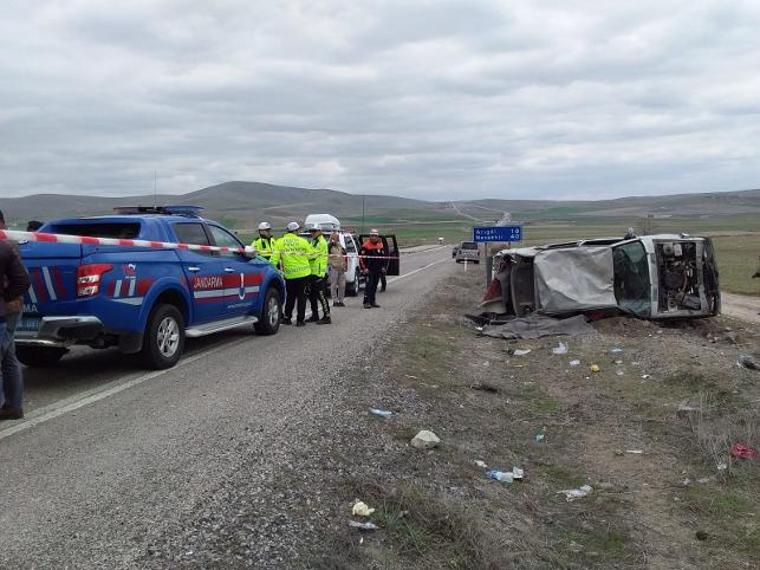 Düğün konvoyunda kaza: Sürücünün eşi öldü 2 çocuk yaralı