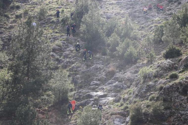 Cep telefonuyla konuşurken kayalıklardan düşen kız çocuğu öldü