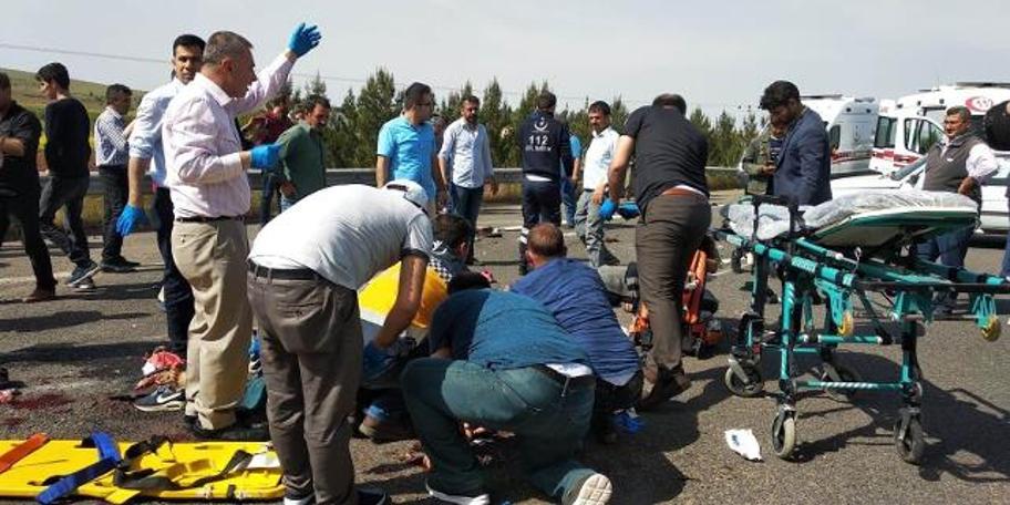 Emekçileri taşıyan minibüs devrildi: 5 ölü,14 yaralı