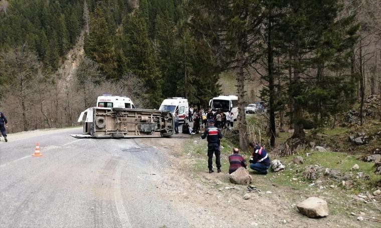 Öğrencileri geziye götüren minibüs devrildi: 10 yaralı