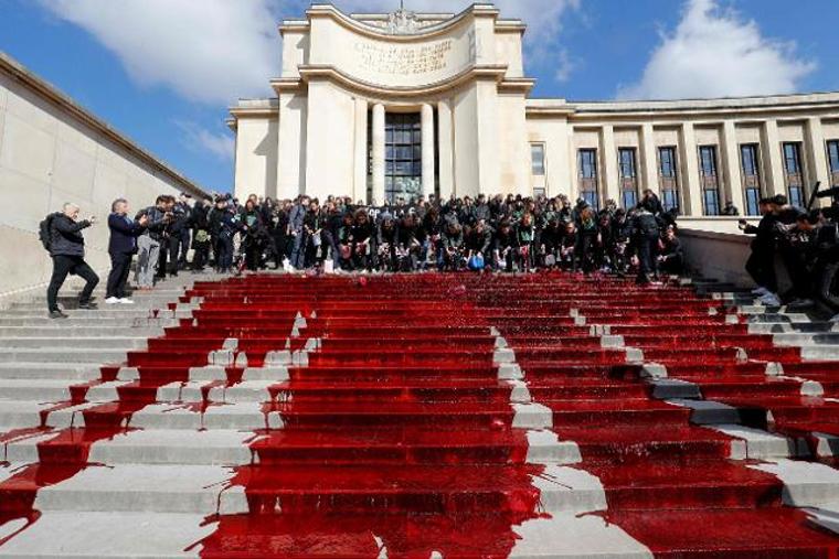 Paris'in ünlü merdivenlerini sahte kanla kapladılar