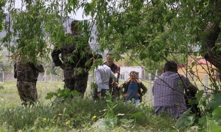 Elinde silahla intihara kalkışan cezaevi firarisi, 8 saatte ikna edildi