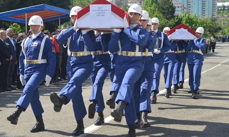 Arama çalışmalarında şehit olan 2 asker için tören