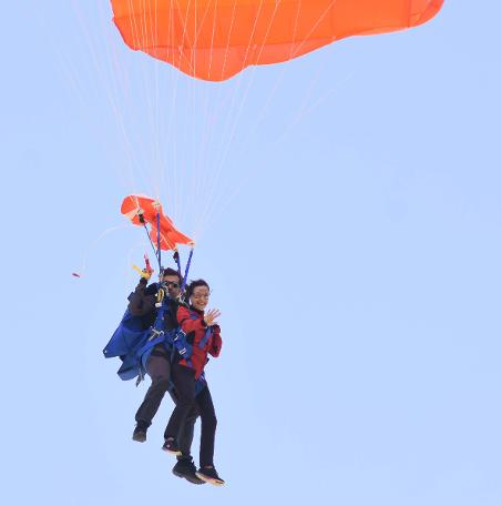 Belediye Başkanı, 19 Mayıs'ı paraşütle atlayarak kutladı (19.05.2019)