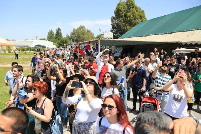 Belediye Başkanı, 19 Mayıs'ı paraşütle atlayarak kutladı (19.05.2019)