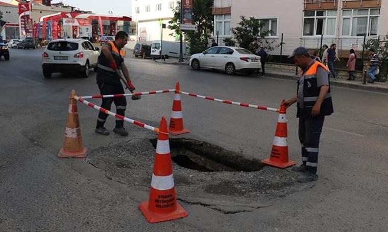 Üsküdar'da yol çöktü