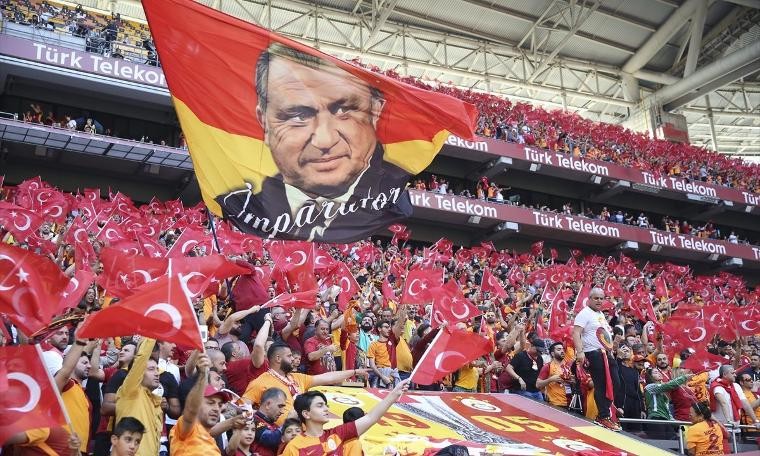 Düdük çaldı, Terim ağlamaya başladı