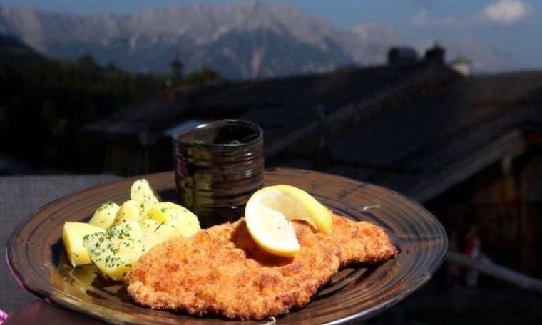 Restoran sahibi 'Sipariş yanlış geldi' diyen müşterilerinin yüzüne yemek fırlattı