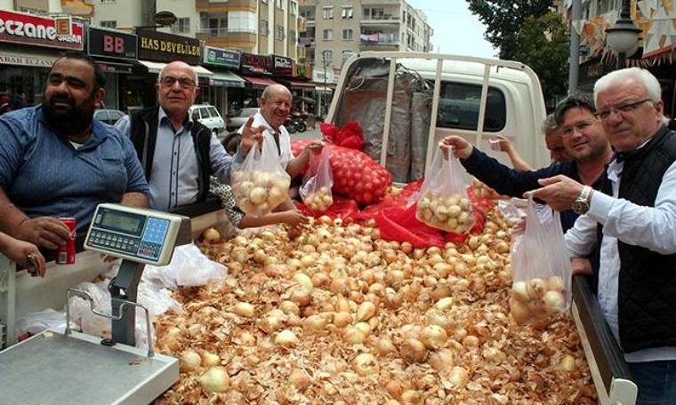 Fiyatını duyan akın etti, 5 ton soğan 1 saatte tükendi