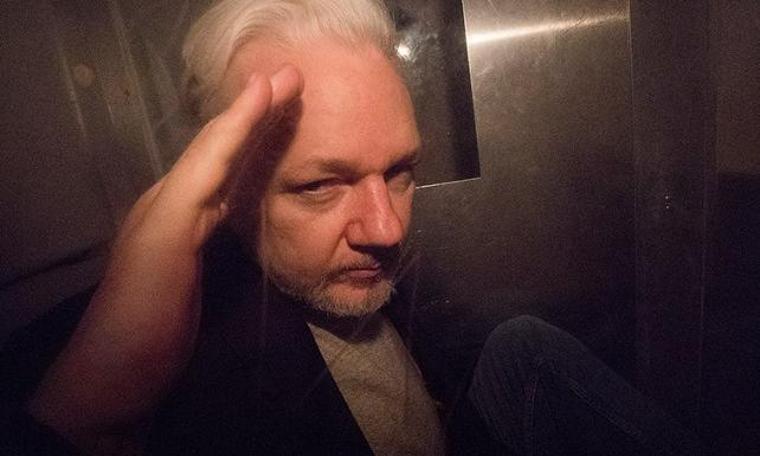 Assange: İnsanları korudum, iade etmeyin