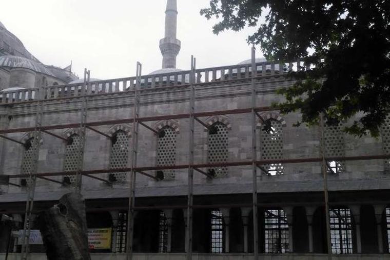 Sultanahmet Camisi restorasyonunda skandal! Pencereleri kırdılar