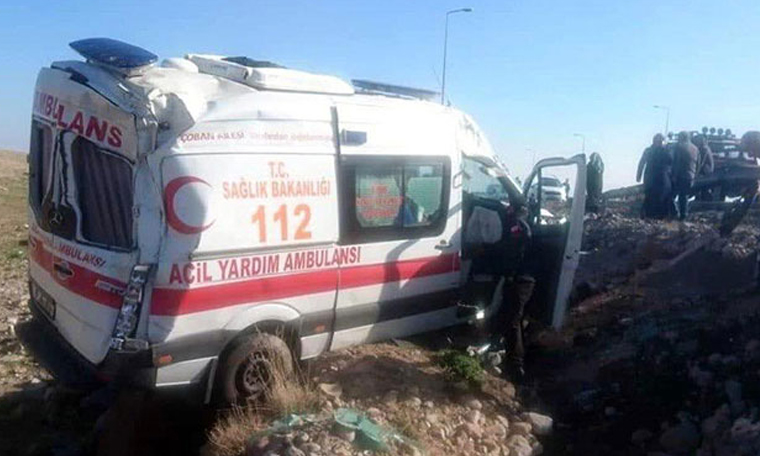 Kayseri'de ambulans devrildi: Sürücü ile 2 sağlıkçı yaralı