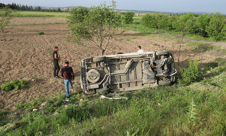 Afyonkarahisar’da işçileri taşıyan midibüs devrildi: 7 yaralı