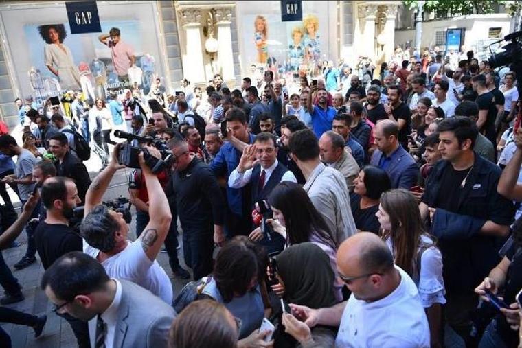 İstiklal Caddesi’nde İmamoğlu izdihamı