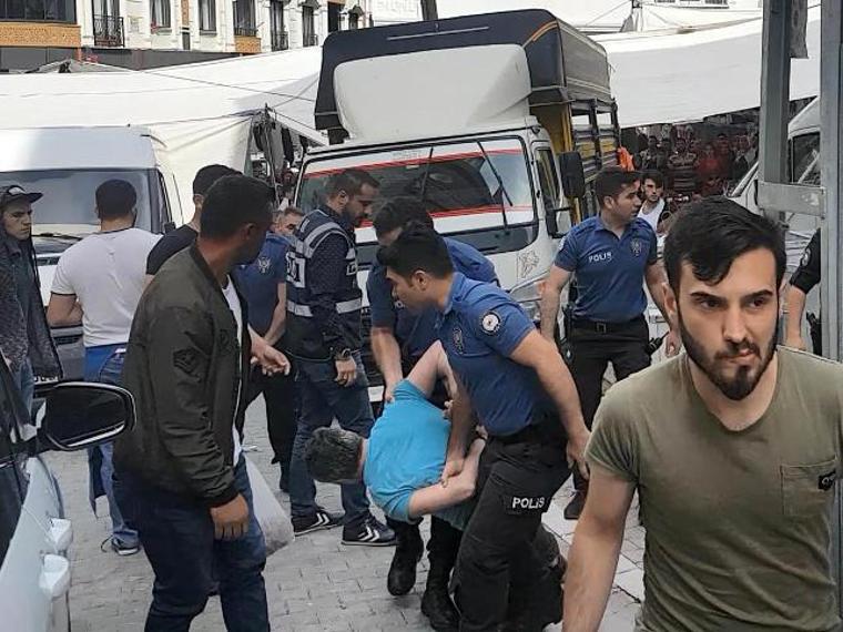 Esenyurt'ta pazarda minibüs arbedesi: Polis biber gazı kullandı