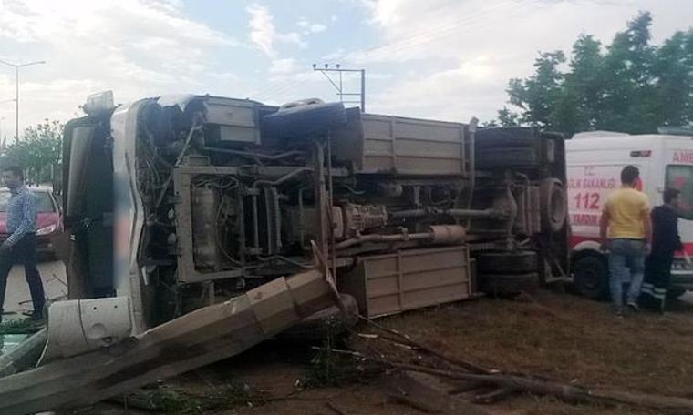 Bursa'da işçileri taşıyan midibüs devrildi: Yaralılar var