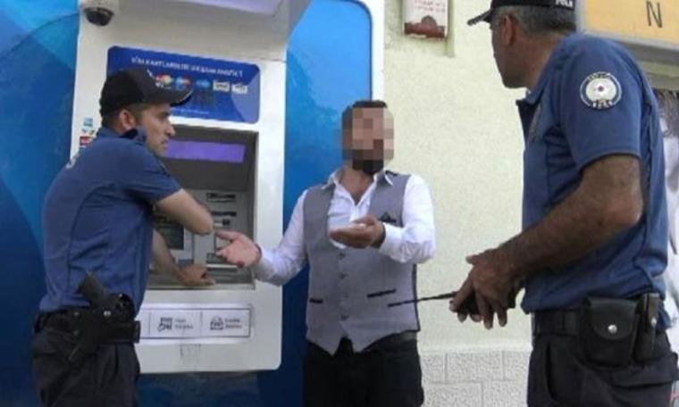 Ankara'da bir kişi kira parasını yuttuğunu söyleyerek ATM'yi yumrukladı