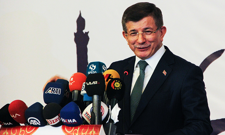 Davutoğlu ile Diyarbakır'a gelen isim dikkat çekti