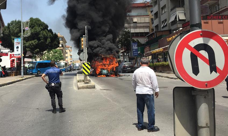 Bağdat Caddesi'nde yolcularını indiren sürücü minibüsü ateşe verdi