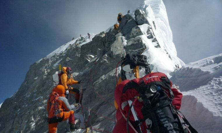 Everest'te dağcı ölümleri: 'İnsanlar cesetleri çiğneyerek tırmanıyor'