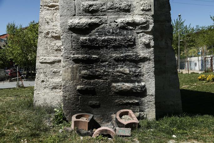 Mimar Sinan tarafından yapılan su kemerinin dibinde ateş yakıp yazı yazdılar