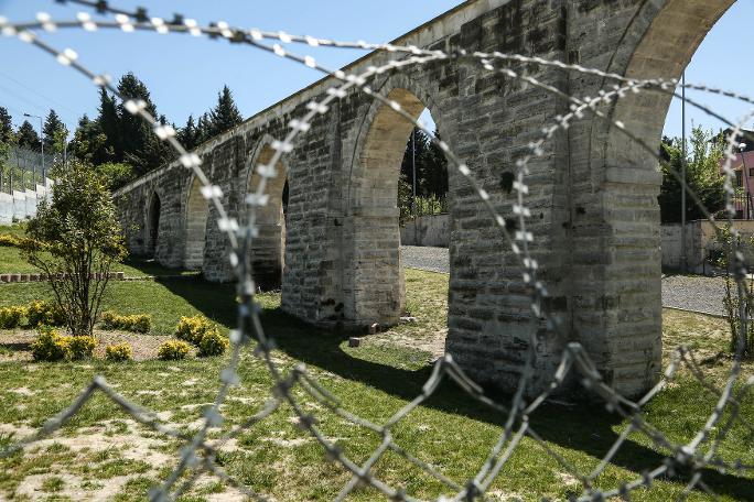 Mimar Sinan tarafından yapılan su kemerinin dibinde ateş yakıp yazı yazdılar