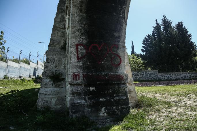 Mimar Sinan tarafından yapılan su kemerinin dibinde ateş yakıp yazı yazdılar