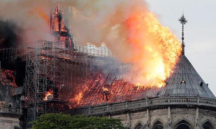 Fransa Notre Dame Katedrali’ni 5 yılda yeniden inşa etmeyi planlıyor